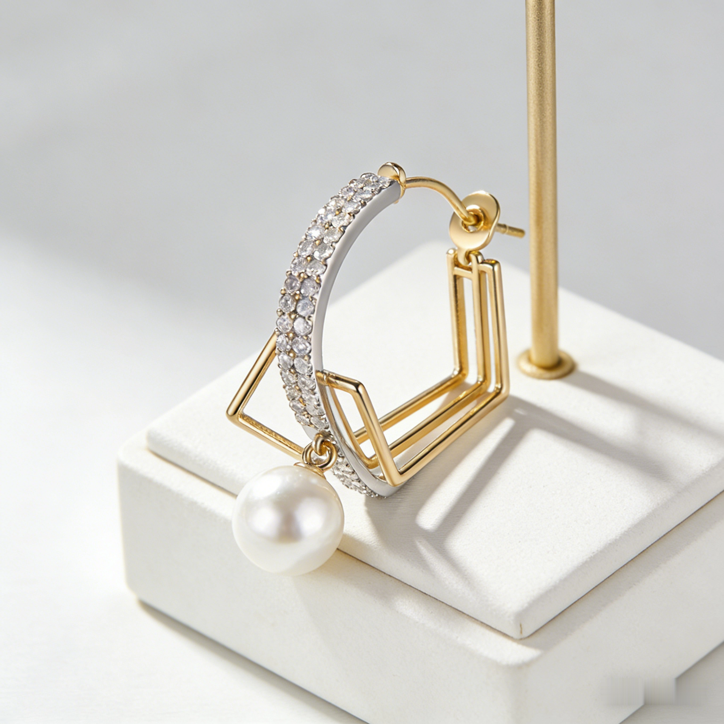 📐 “Akoya Symmetry Hoop” – 19 Hours Fine Jewelry Craft | Gold-Tone Geometric Lines × Silver-Tone Pave Shimmer × Pure White Pearl Drop 💎
