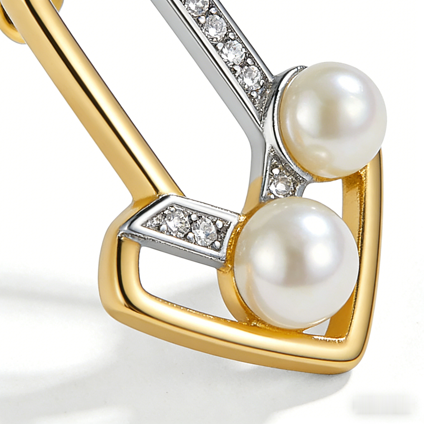 🔺 “Architectural Akoya Triad” – Geometric Artistry | Interlocking Gold & Silver-Tone V-Shapes × Channel-Set Shimmer × Two Matched Pearl Spire 🏛️