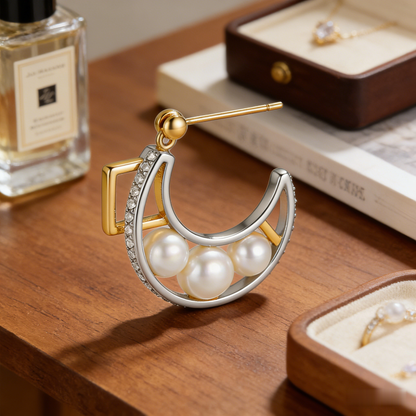 🌙 “Crescent Akoya Eclipse” – Multi-Layer Casting | Curved Gold & Silver-Tone Arcs × Graduated Trio of Perfect Pearls × Star-Dust Shimmer Accent ✨