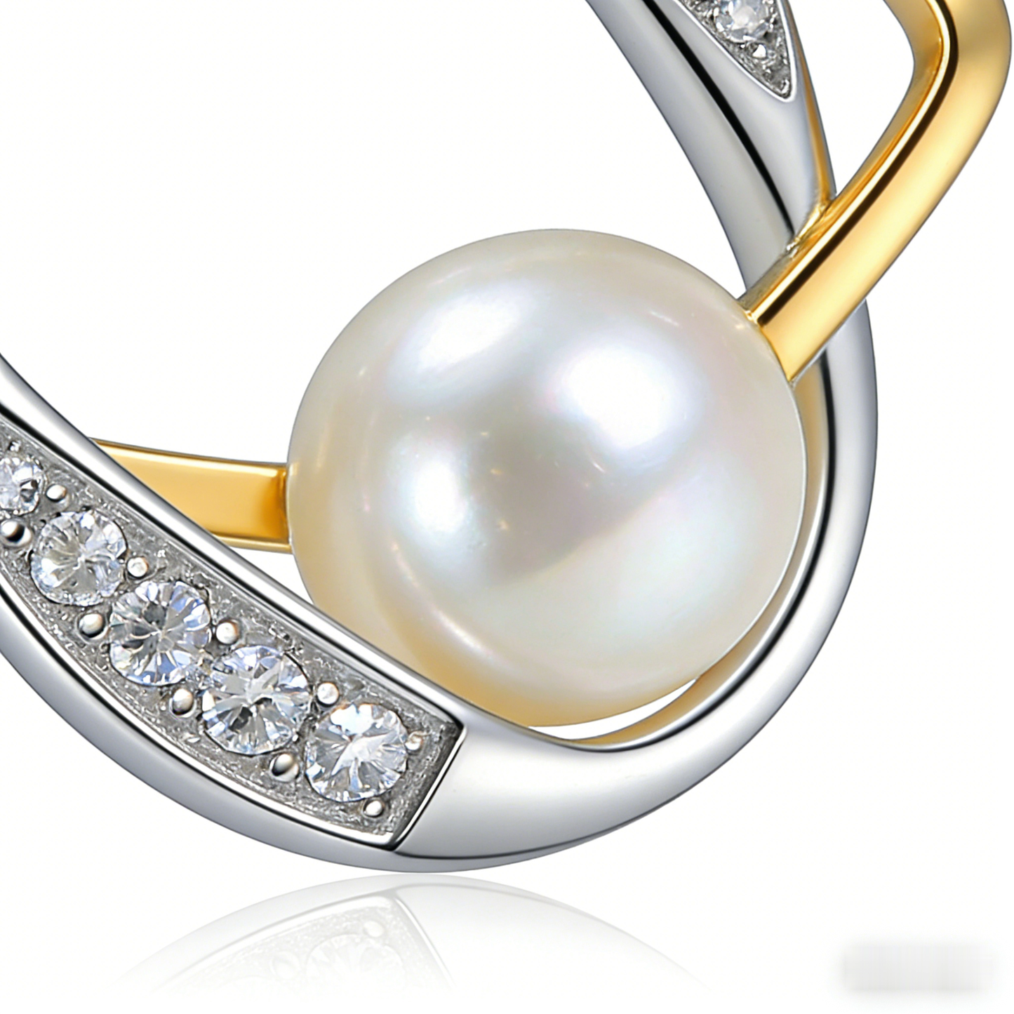 🧲 “Horseshoe Akoya Amulet” – 20 Hours Traditional Hand-Engraving | Etched Gold-Tone Horseshoe × Fluted Silver-Tone Link × Central Akoya Pearl 🌿