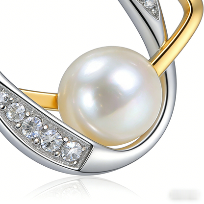 🧲 “Horseshoe Akoya Amulet” – 20 Hours Traditional Hand-Engraving | Etched Gold-Tone Horseshoe × Fluted Silver-Tone Link × Central Akoya Pearl 🌿