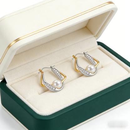 🧲 “Horseshoe Akoya Amulet” – 20 Hours Traditional Hand-Engraving | Etched Gold-Tone Horseshoe × Fluted Silver-Tone Link × Central Akoya Pearl 🌿