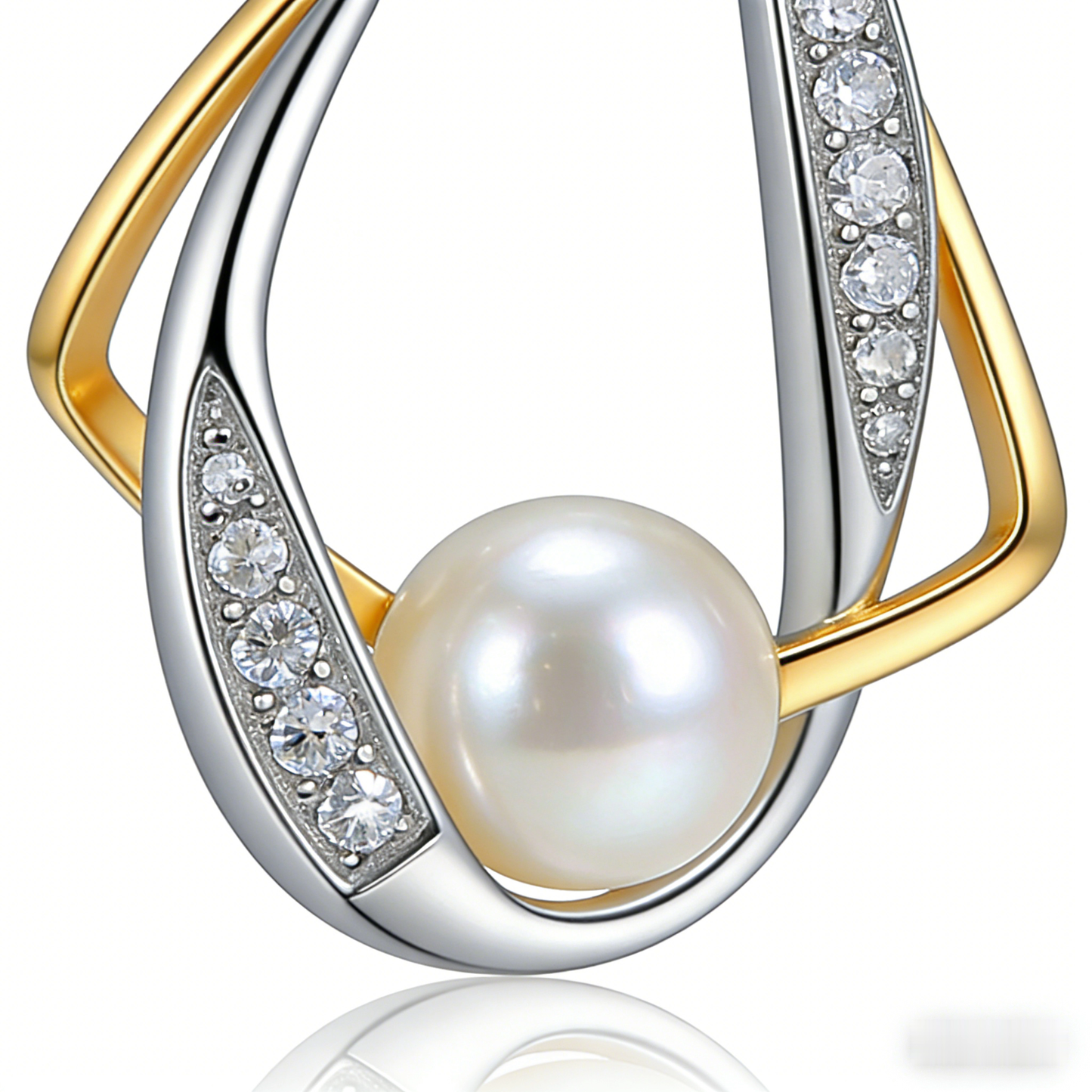🧲 “Horseshoe Akoya Amulet” – 20 Hours Traditional Hand-Engraving | Etched Gold-Tone Horseshoe × Fluted Silver-Tone Link × Central Akoya Pearl 🌿