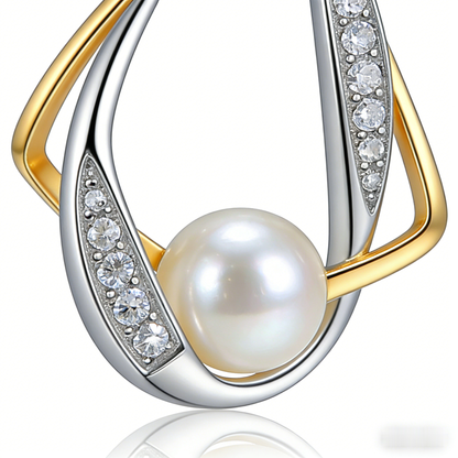 🧲 “Horseshoe Akoya Amulet” – 20 Hours Traditional Hand-Engraving | Etched Gold-Tone Horseshoe × Fluted Silver-Tone Link × Central Akoya Pearl 🌿