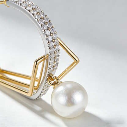 📐 “Akoya Symmetry Hoop” – 19 Hours Fine Jewelry Craft | Gold-Tone Geometric Lines × Silver-Tone Pave Shimmer × Pure White Pearl Drop 💎