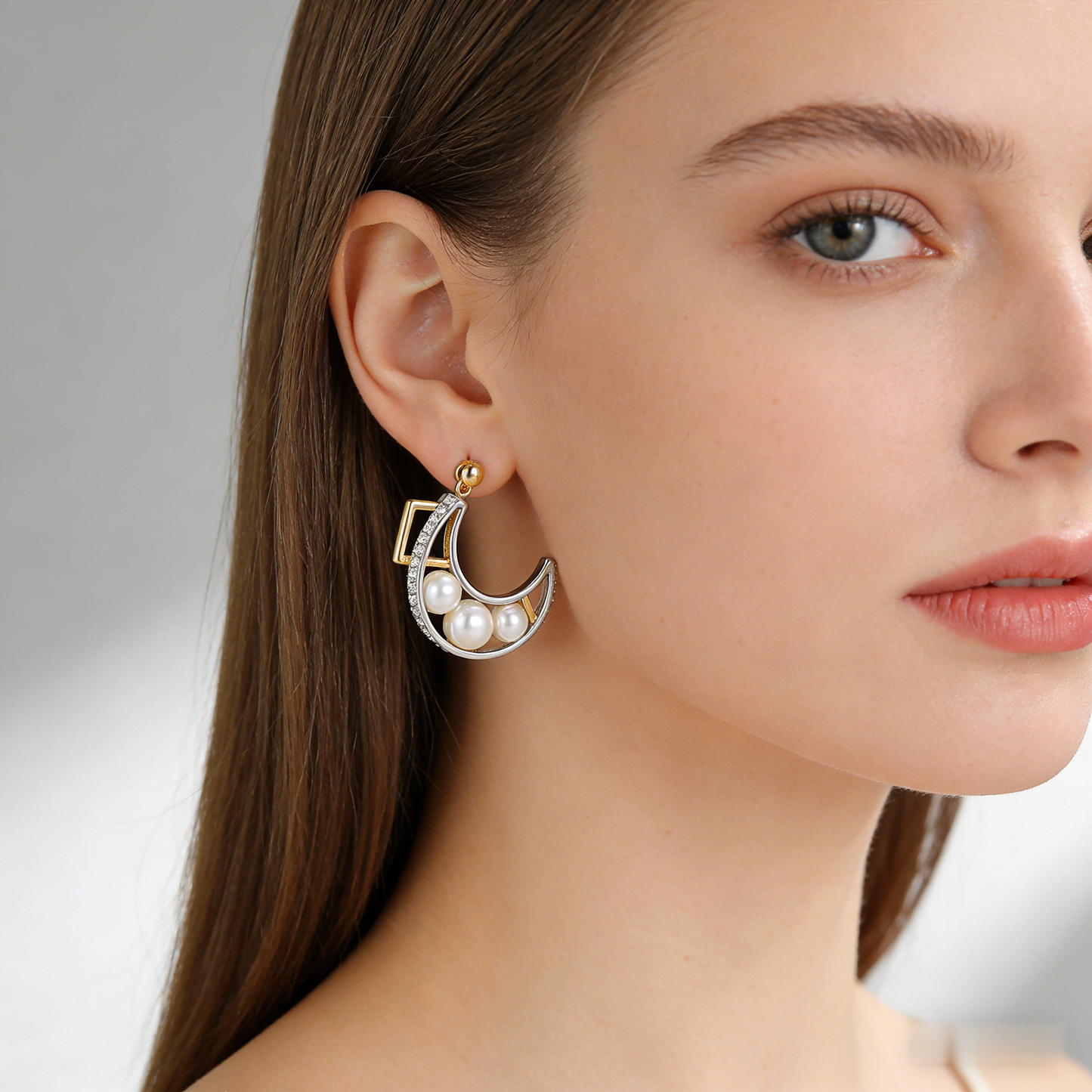 🌙 “Crescent Akoya Eclipse” – Multi-Layer Casting | Curved Gold & Silver-Tone Arcs × Graduated Trio of Perfect Pearls × Star-Dust Shimmer Accent ✨