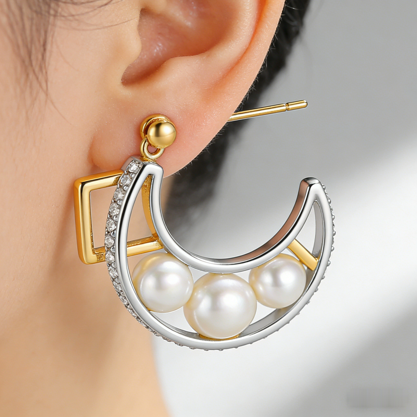 🌙 “Crescent Akoya Eclipse” – Multi-Layer Casting | Curved Gold & Silver-Tone Arcs × Graduated Trio of Perfect Pearls × Star-Dust Shimmer Accent ✨