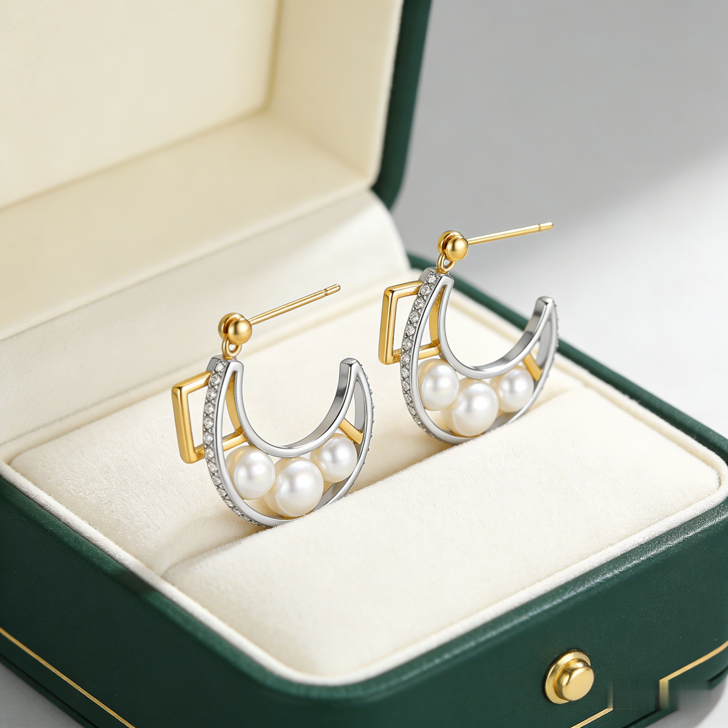 🌙 “Crescent Akoya Eclipse” – Multi-Layer Casting | Curved Gold & Silver-Tone Arcs × Graduated Trio of Perfect Pearls × Star-Dust Shimmer Accent ✨